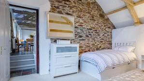 5 Schlafzimmer, Reisekinderbett, kostenloses WLAN, Bettwäsche