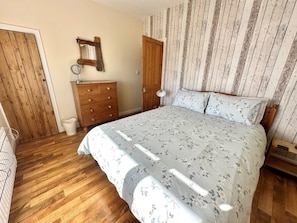 Travel crib, free WiFi, bed sheets - 3 Bed in Aberdyfi (oc-dy024) (Aberdovey)