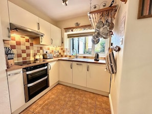 Oven, dishwasher, highchair, cookware/dishes/utensils - 3 Bed in Aberdyfi (oc-dy024) (Aberdovey)