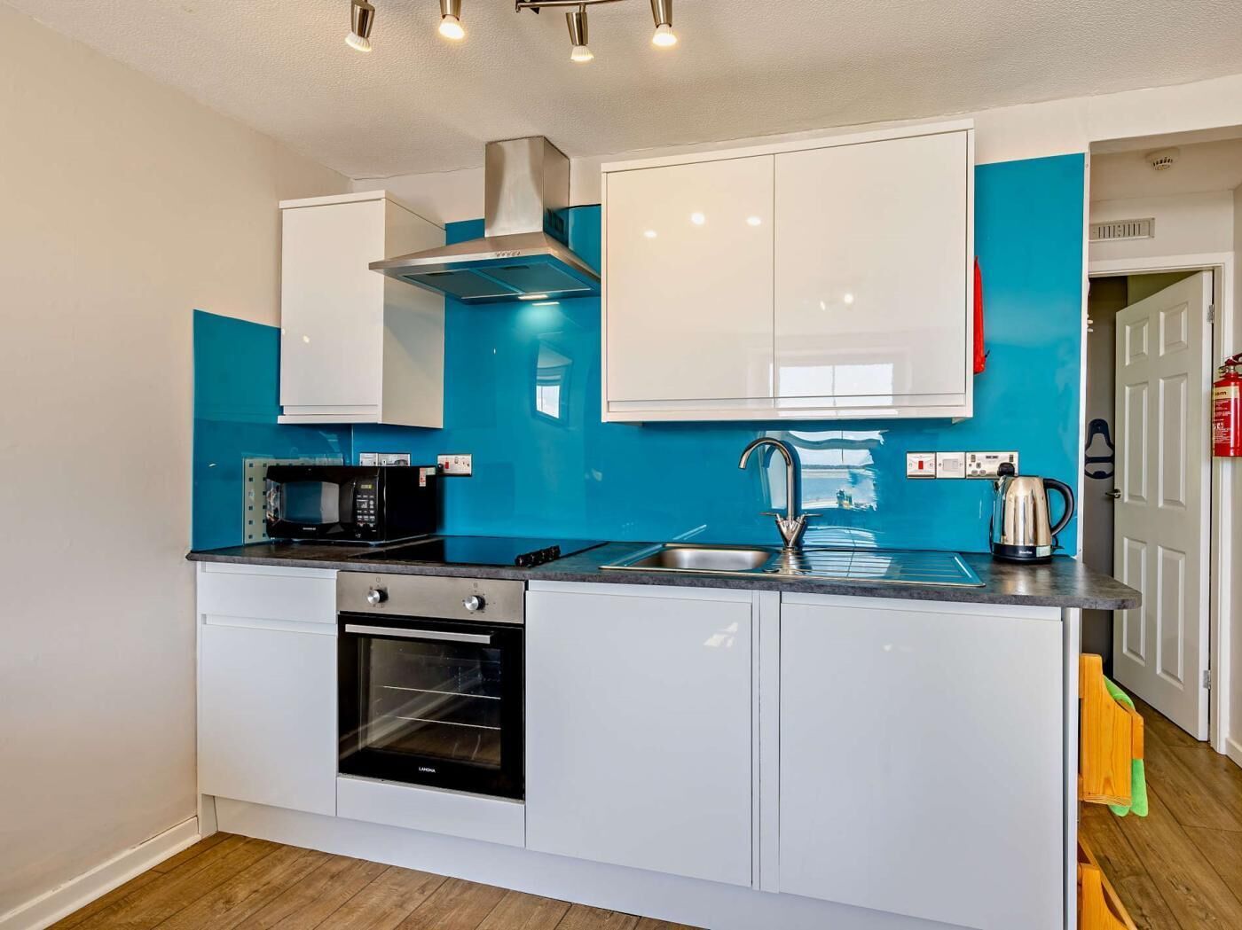 Oven, cookware/dishes/utensils