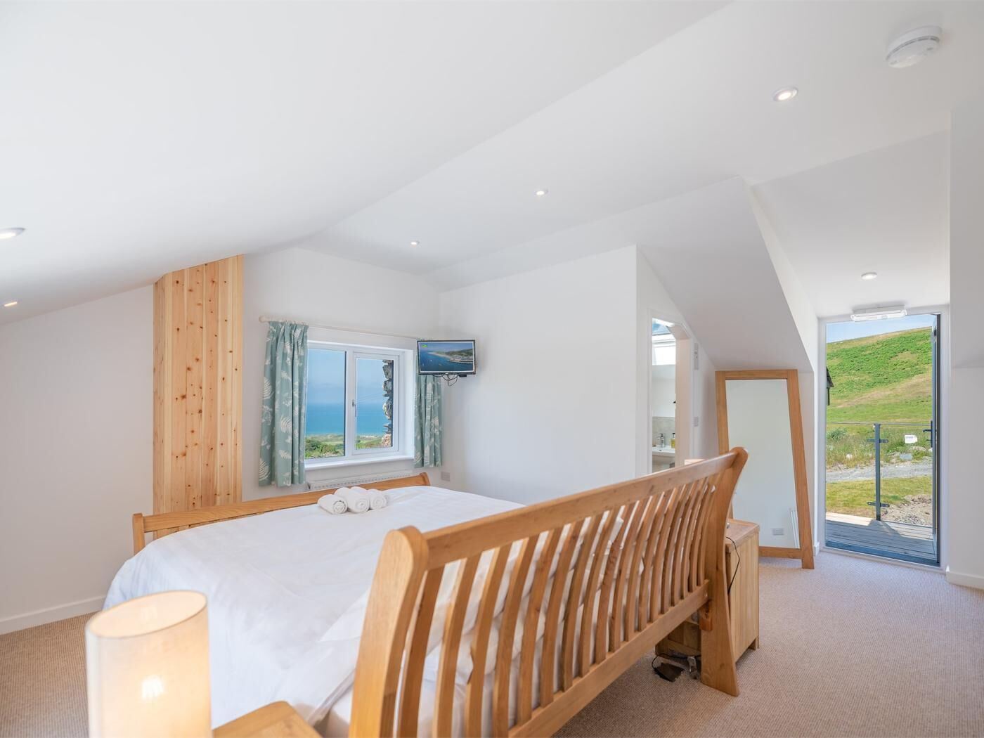 2 bedrooms, travel crib, WiFi (free), bed sheets