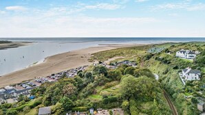 A coastal town with a beach, parked cars, and houses with gardens. - 3 Bed in Aberdyfi (oc-dy048) (Aberdovey)