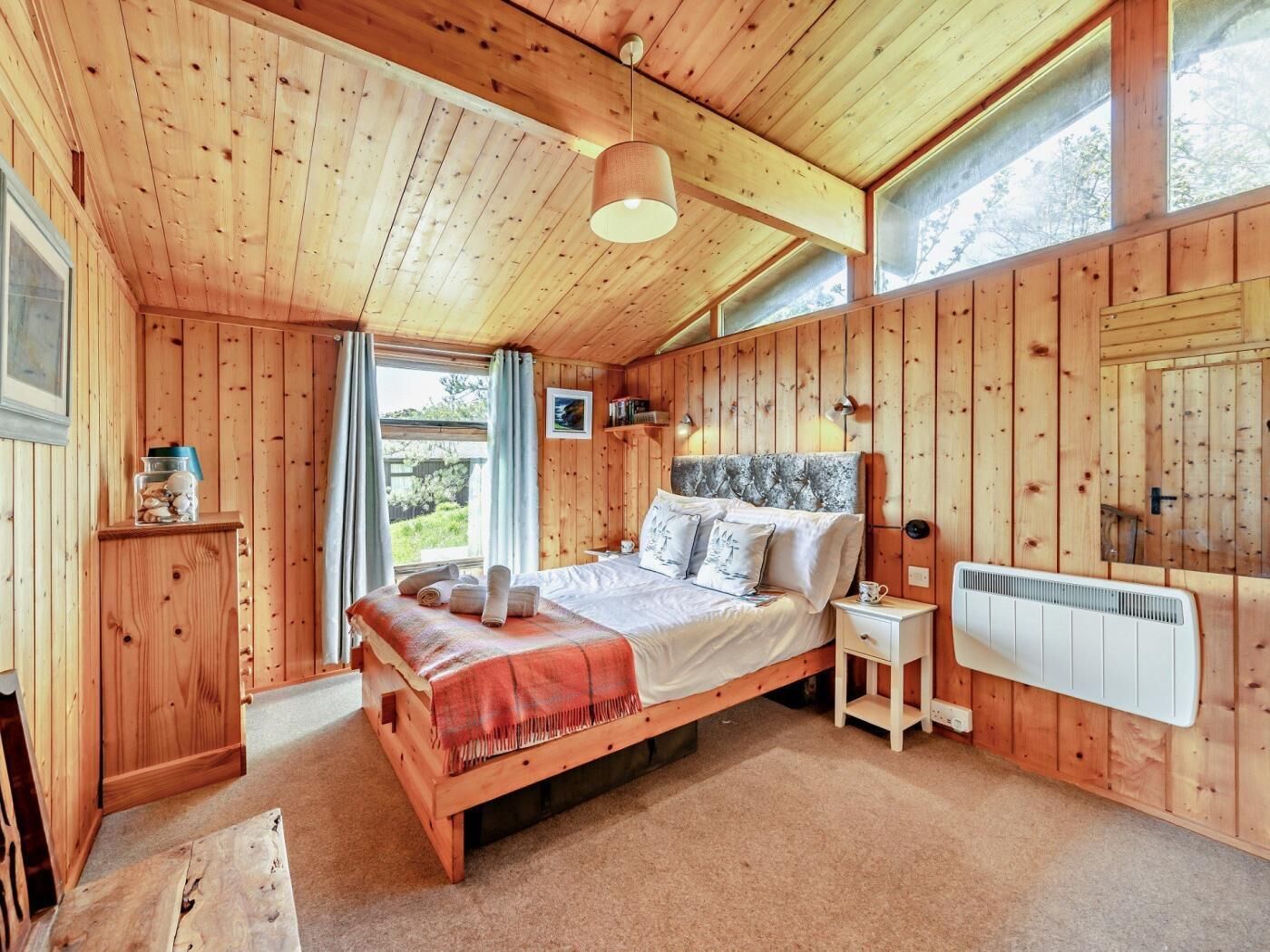 2 bedrooms, travel cot, free WiFi, bed sheets