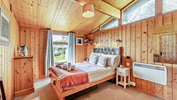 2 bedrooms, travel cot, free WiFi, bed sheets