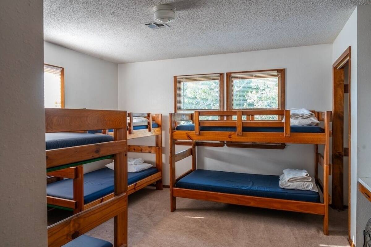 Executive Lodge | WiFi (free), bed sheets