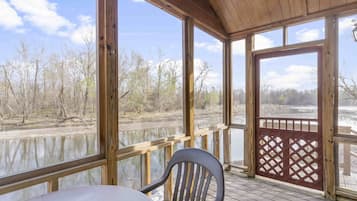 Bluff River View Cabin | Terrace/patio