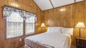 Bluff River View Cabin | Free WiFi, bed sheets