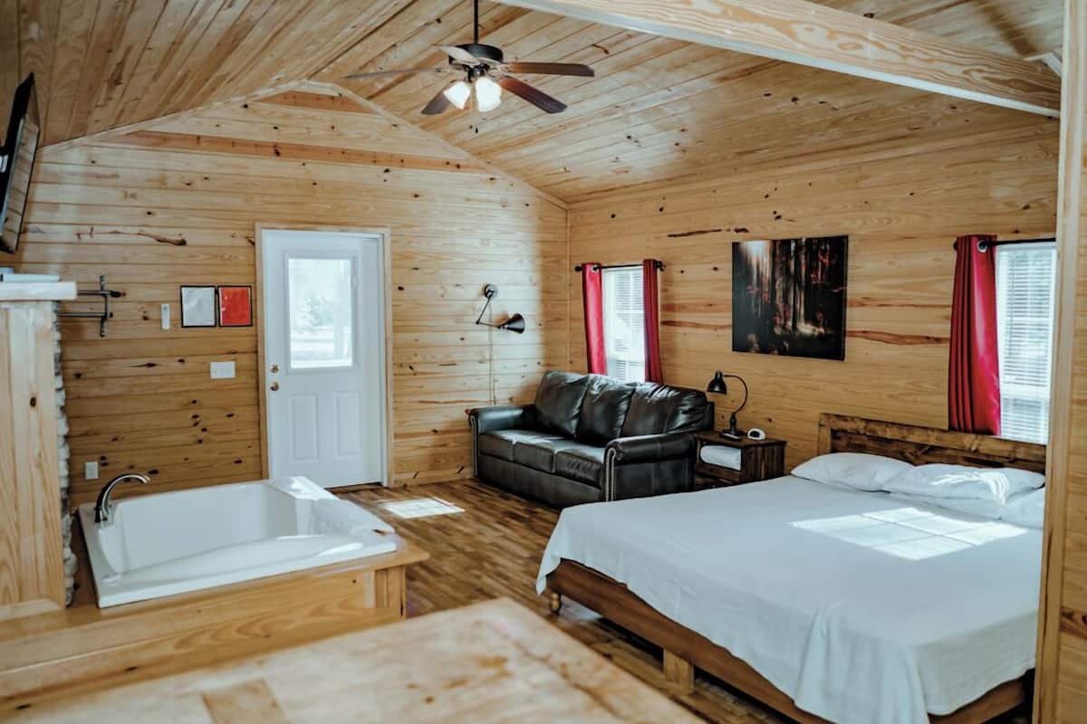 Honeymoon Cabin | Living area