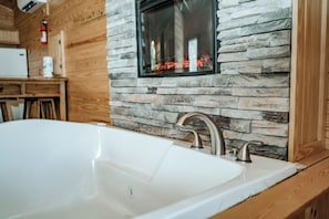 Honeymoon Cabin | Bathroom | Shower - Marval Resort  (GORE)