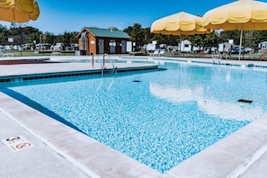 Seasonal outdoor pool - Marval Resort  (GORE)