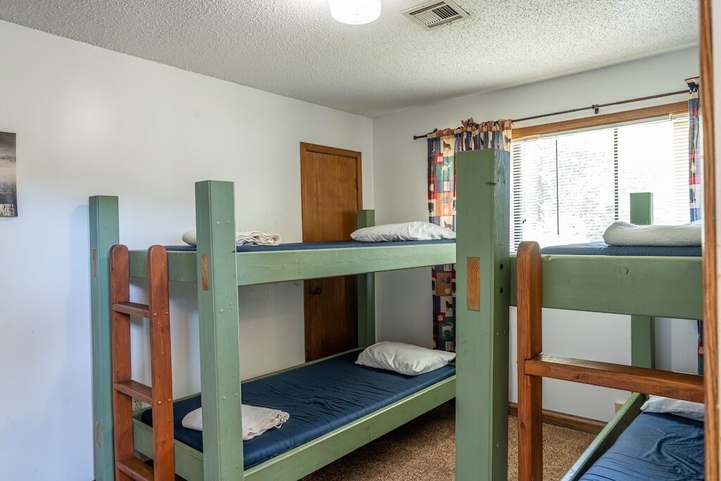 Hilltop Lodge | Free WiFi, bed sheets