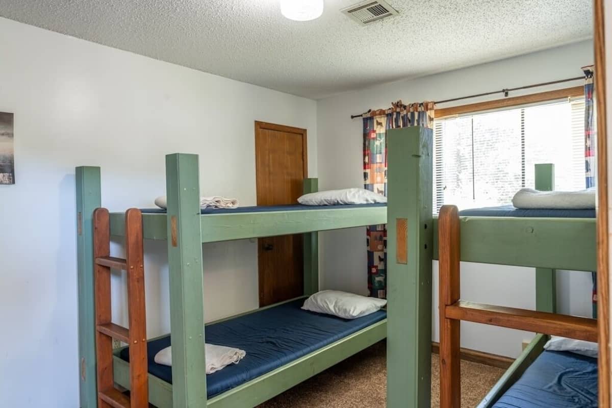 Hilltop Lodge | WiFi (free), bed sheets