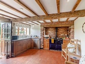 Oven, dishwasher, highchair, cookware/dishes/utensils - 3 Bed in Bridgnorth (oc-86516) (Nordley)
