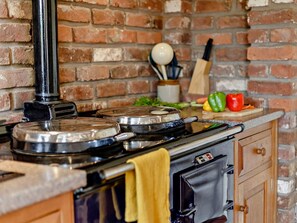 Oven, dishwasher, highchair, cookware/dishes/utensils - 3 Bed in Bridgnorth (oc-86516) (Nordley)