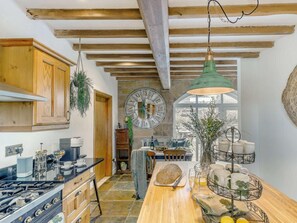 Dishwasher, high chair, cookware/dishes/utensils - 3 Bed in Matlock (oc-86482) (Hackney)