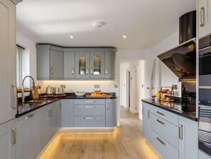 Private kitchen - 2 Bed in Holsworthy (oc-86485) (Holsworthy Hamlets)