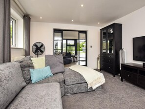 Living area - 2 Bed in Holsworthy (oc-86485) (Holsworthy Hamlets)
