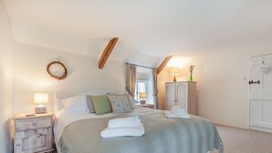 A bedroom with a bed, bedside tables, a wardrobe, and a door with a heart-shaped decoration. - 2 Bed in Umberleigh (oc-86611) (Cobbaton)