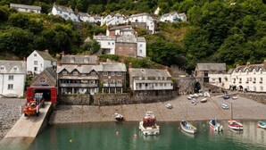 A coastal village with stone buildings, a pier, and boats docked. - 1 Bed in Bideford (oc-86571) (Hartland)