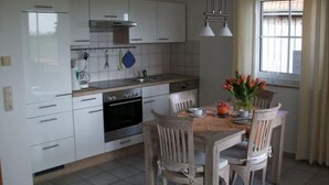 Appartement | Privékeuken | Een kinderstoel