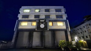 Un edificio a più piani con un cartello che riporta la scritta 'Townhouse Oak'.