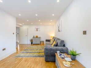 Living area - 2 Bed in Lyndhurst (oc-86768) (Lyndhurst)