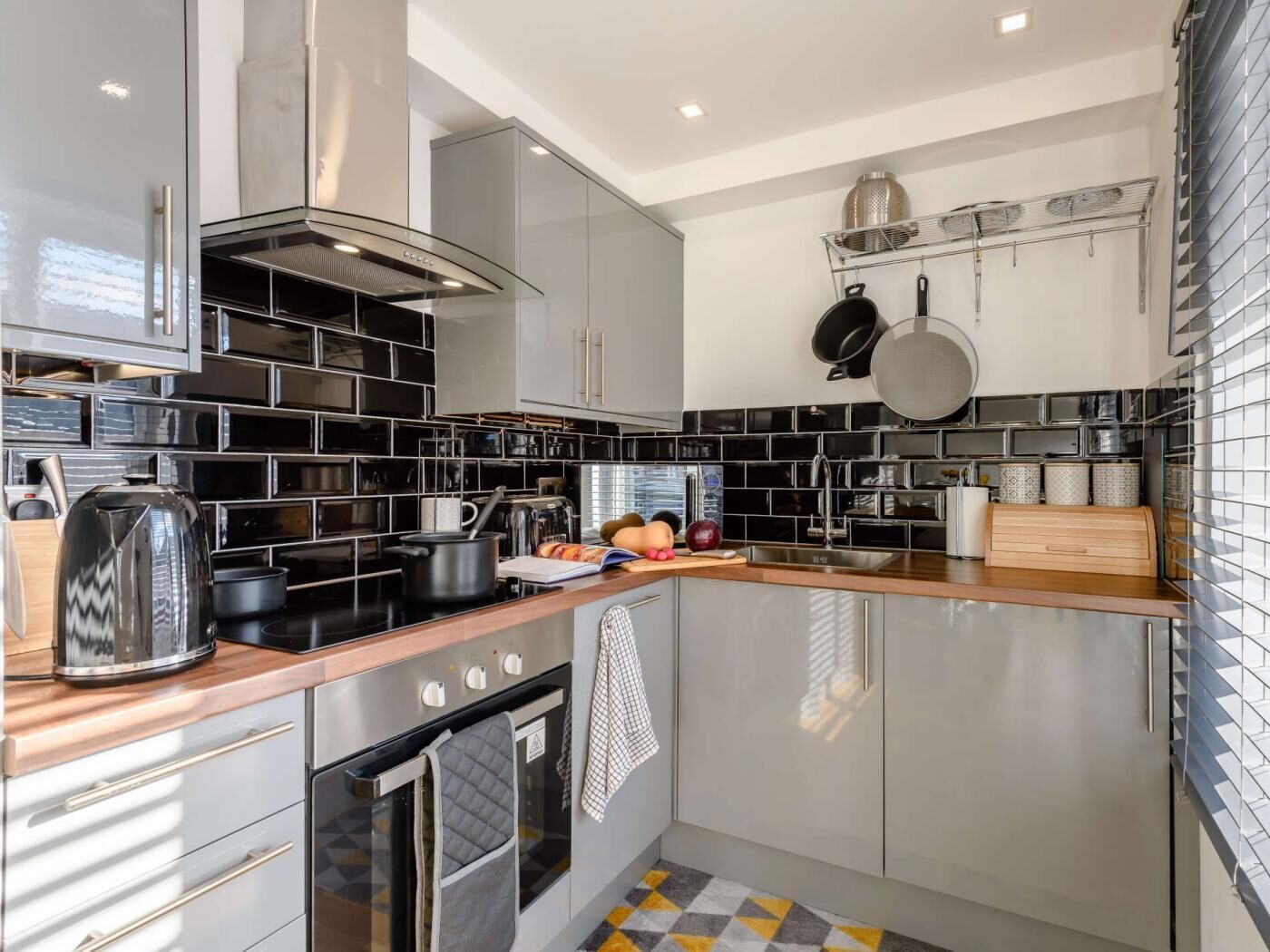 Oven, dishwasher, cookware/dishes/utensils
