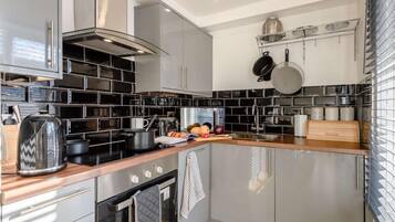 Oven, dishwasher, cookware/dishes/utensils