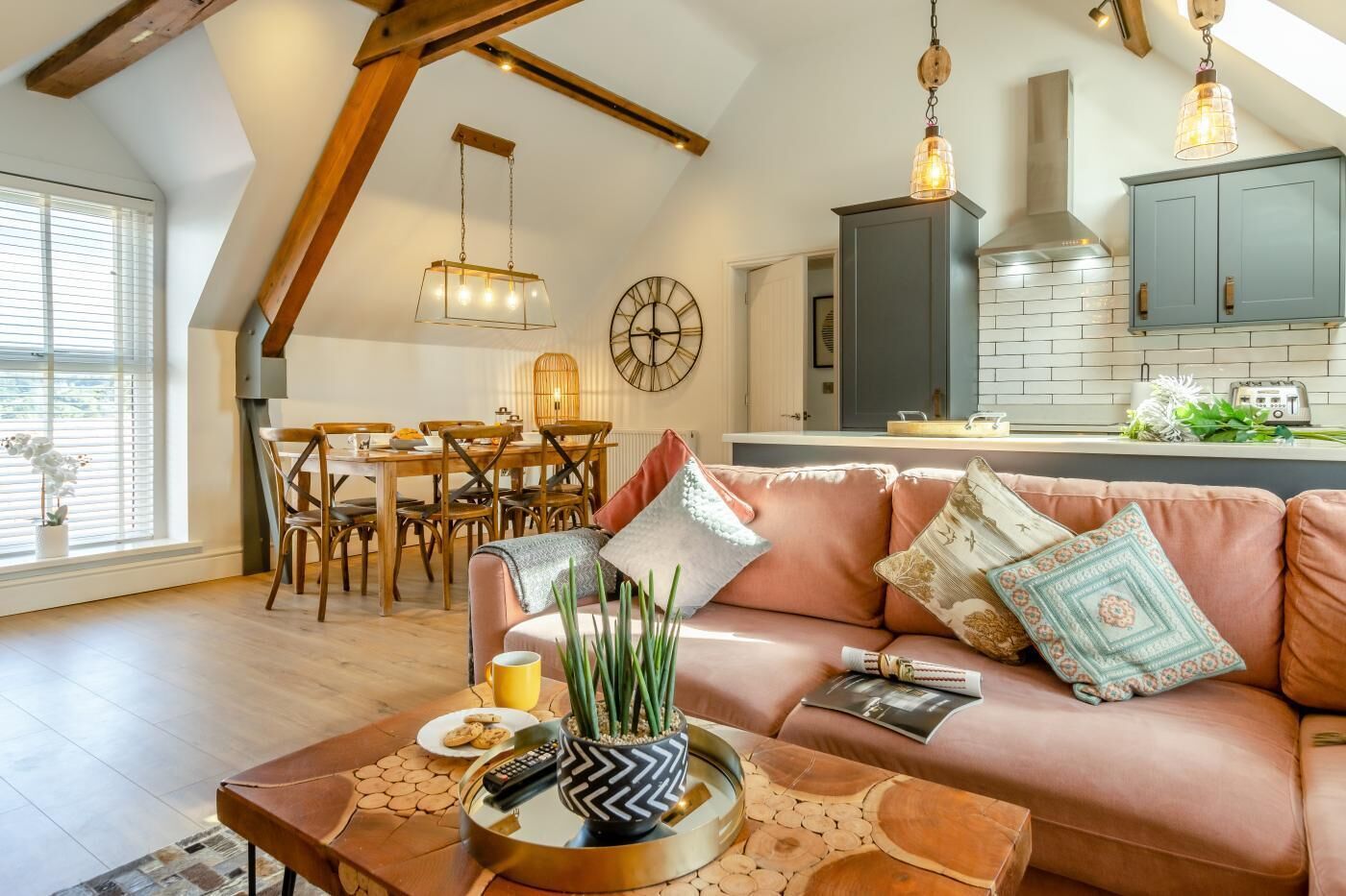 Una sala de estar acogedora con sofá, mesa de centro y un comedor con mesa y sillas.