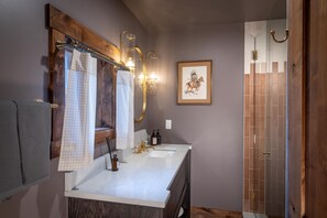 Cabin, 1 King Bed, Fireplace, Mountain View | Bathroom | Free toiletries, towels, soap, shampoo