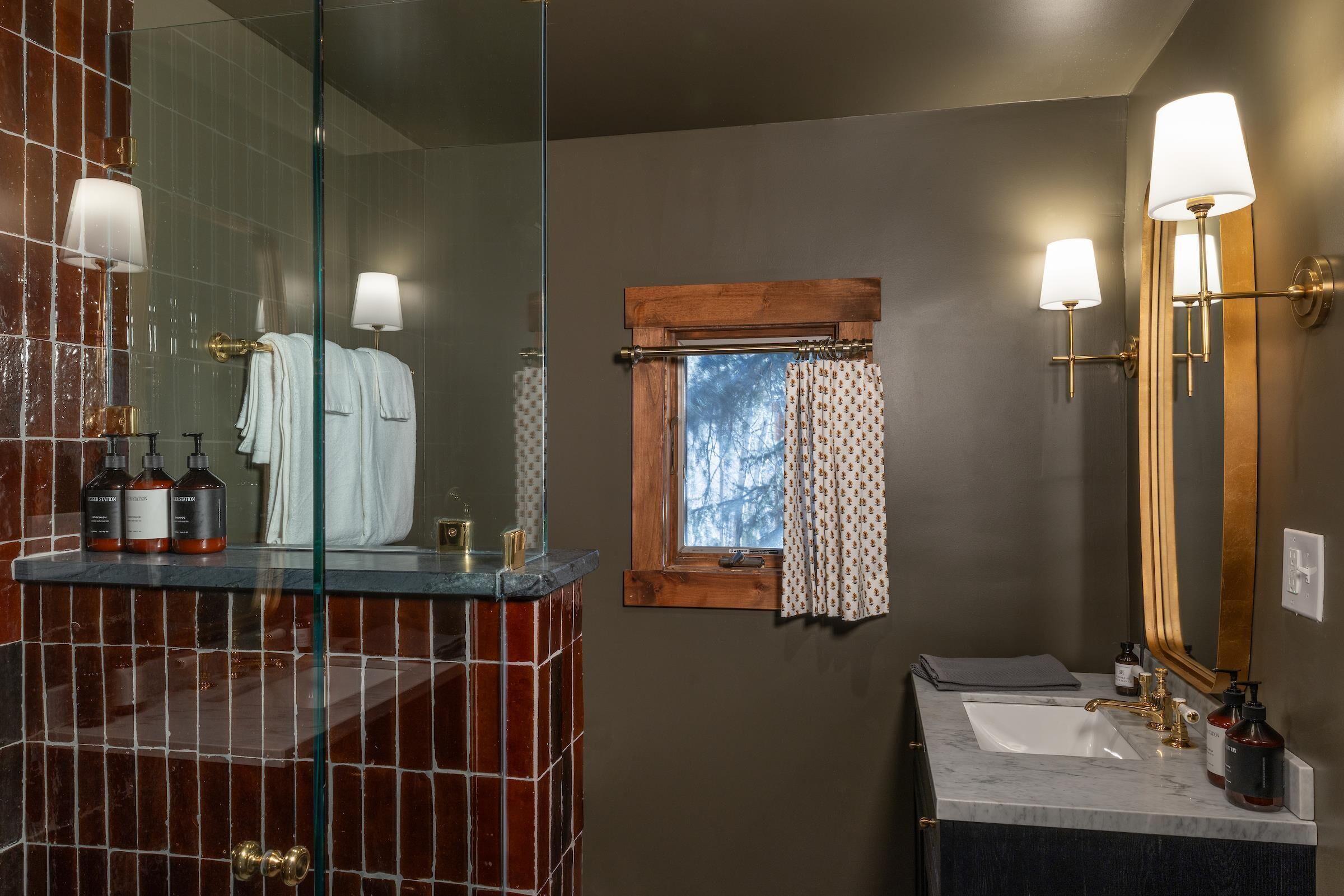 Cabin, 1 King Bed, Fireplace | Bathroom | Free toiletries, towels, soap, shampoo
