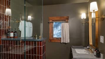 Cabin, 1 King Bed, Fireplace | Bathroom | Free toiletries, towels, soap, shampoo