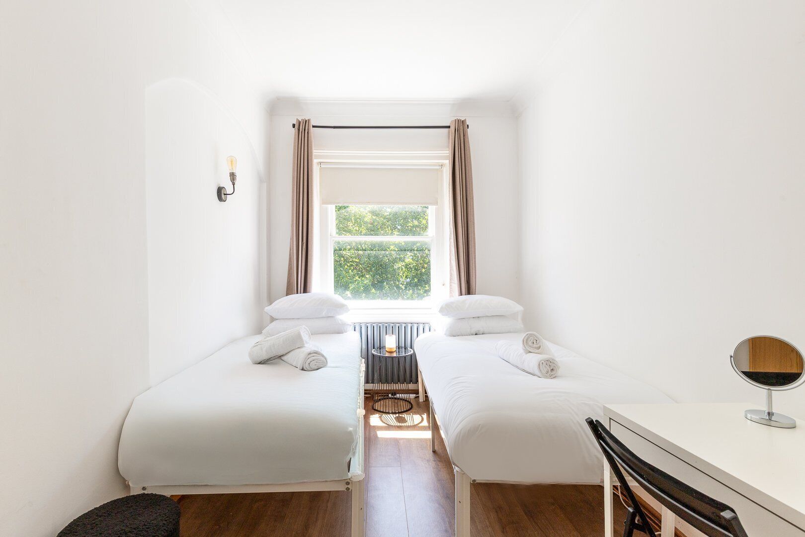 2 slaapkamers, een bureau, een strijkplank/strijkijzer, internet