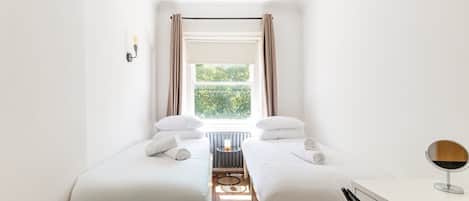 2 habitaciones, escritorio, tabla de planchar con plancha y internet