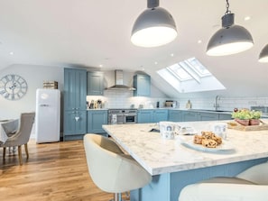 Oven, dishwasher, high chair, cookware/dishes/utensils - 3 Bed in Aberdovey (oc-86932) (Aberdovey)