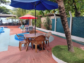 Outdoor dining - Mike Mar (Sonsonate)
