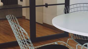 Deluxe Apartment, City View | Dining
