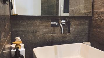 Deluxe Apartment, City View | Bathroom