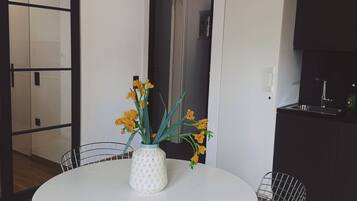 Deluxe Apartment, City View | Dining