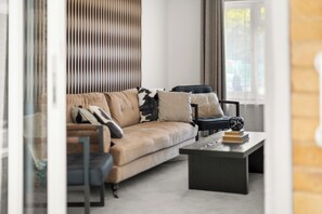 Living area - Stylish home I sleeps 8 I free parking (Virginia Water)
