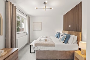 Room - Stylish home I sleeps 8 I free parking (Virginia Water)