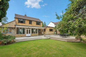 Exterior - Stylish home I sleeps 8 I free parking (Virginia Water)