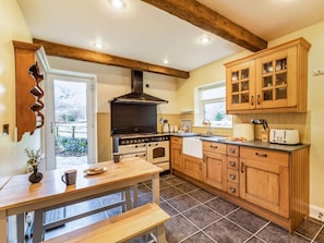 Oven, dishwasher, cookware/dishes/utensils - 4 Bed in Keswick (oc-86248) (Rosthwaite)