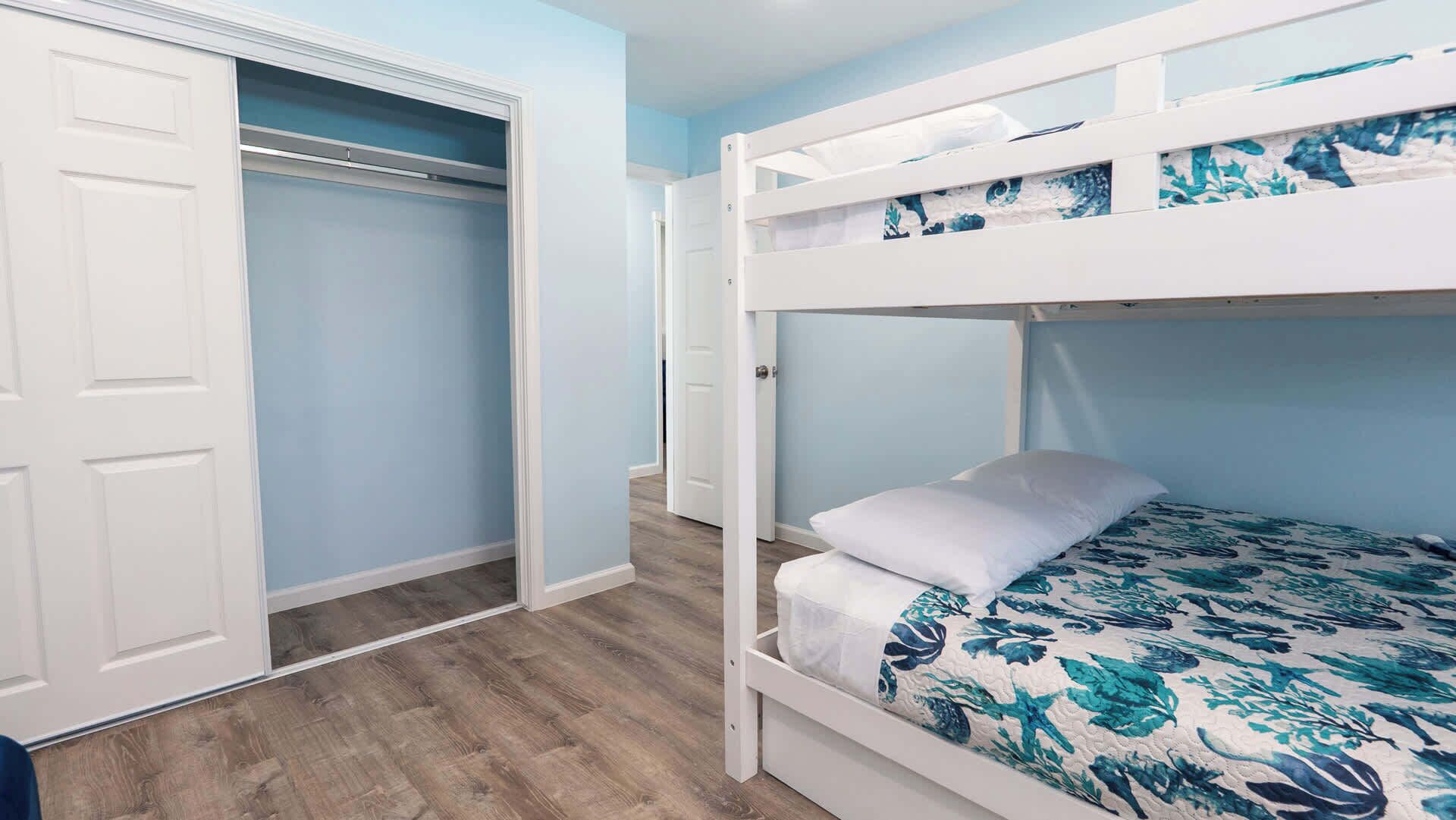 5 habitaciones, tabla de planchar con plancha, wifi y ropa de cama 