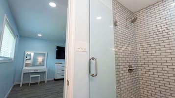 Ducha, secador de pelo, toallas, shampoo