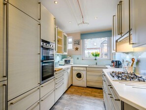 Oven, dishwasher, cookware/dishes/utensils - 3 Bed in Oban (oc-86398) (Oban)