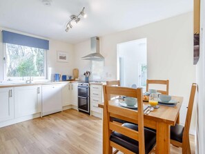 Oven, dishwasher, high chair, cookware/dishes/utensils - 2 Bed in Isle Of Skye (oc-86437) (Isleornsay)