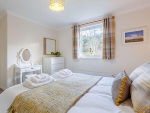 Travel cot, free WiFi, bed sheets - 2 Bed in Isle Of Skye (oc-86437) (Isleornsay)