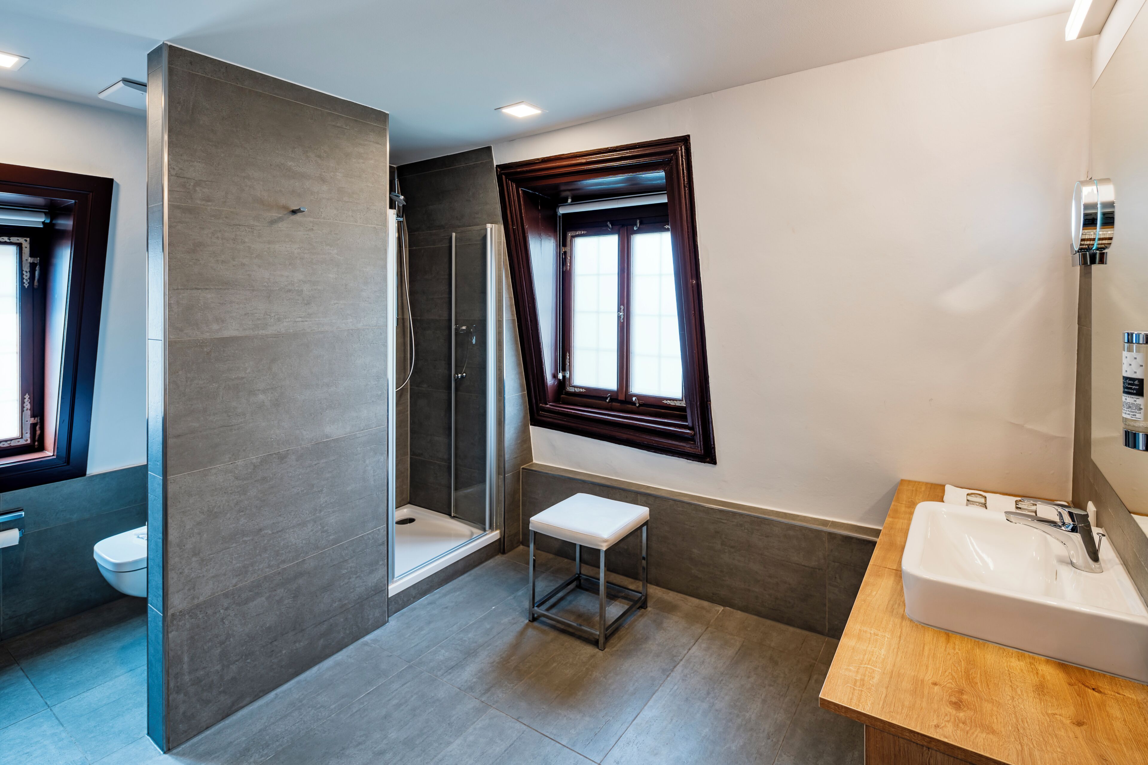 Un baño moderno con ducha, inodoro y lavabo.