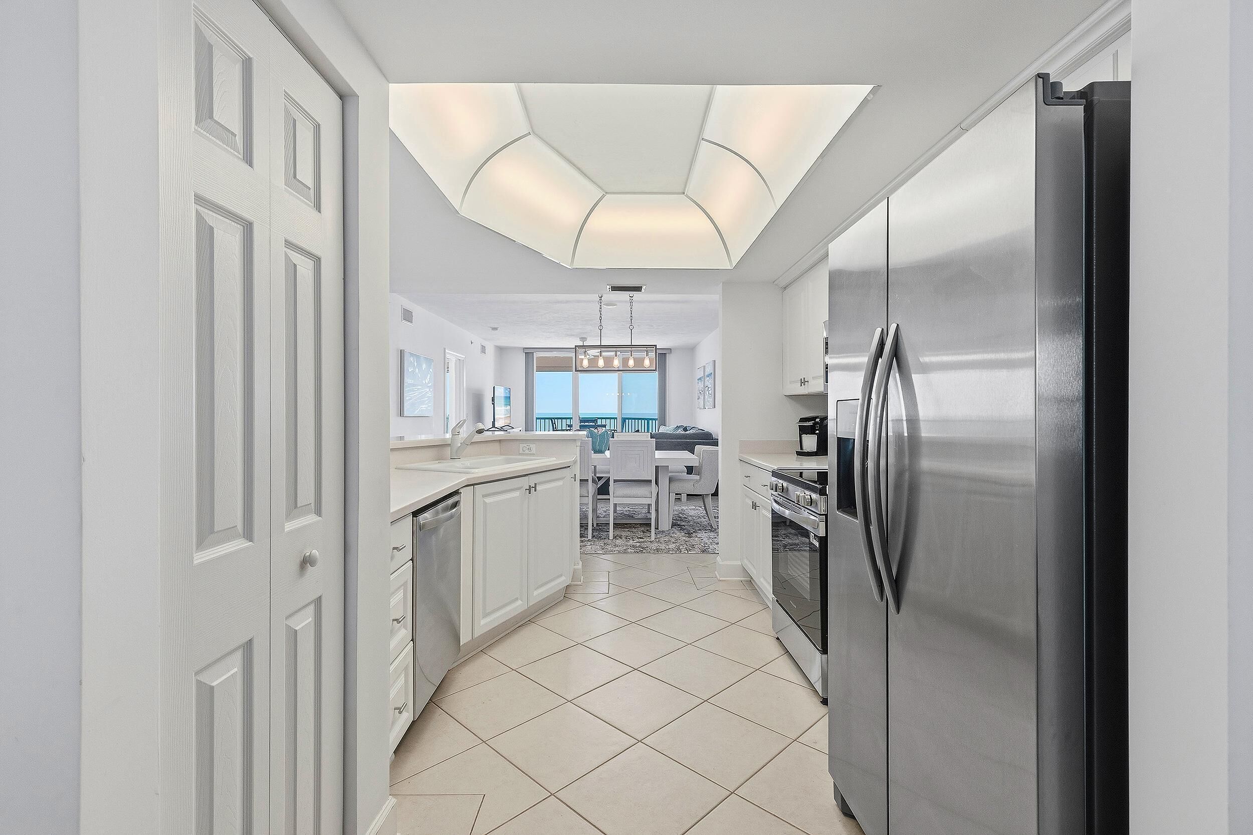 Condo, Multiple Beds (DiMucci Twin Towers 1402) | Private kitchen